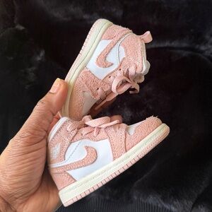 Jordan Kids Retro 1 Sneakers in Pink and White